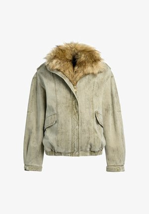 Jasnozielona kurtka z futrzanym kołnierzem, zapinana na zamek, z dwoma bocznymi kieszeniami i ściągaczem u dołu. Faktura materiału z widocznymi szwami.