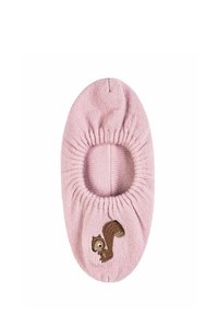 Pantofole rosa lavorate a maglia con apertura arricciata, dotate di un design ricamato di uno scoiattolo marrone sul lato. Texture morbida, forma ovale.