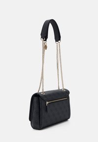 Sort skuldertaske med mønstret tekstur, guld kædestropp, lynlåslomme på bagsiden og polstret læder skulderpude.