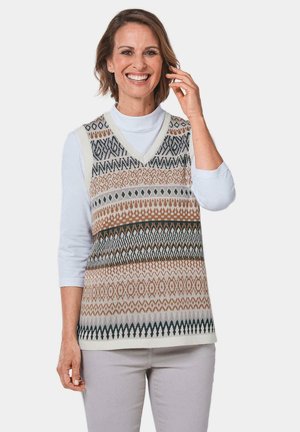 Strickweste ohne Ärmel mit V-Ausschnitt, cremefarbener Grund mit gemusterten Streifen in Grün, Rost und Braun. Getragen über einem weißen Langarmshirt.