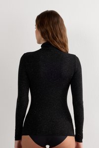 Long-sleeve black turtleneck made of textured fabric with a subtle speckled pattern. Fitted design, finishing just above the waist.