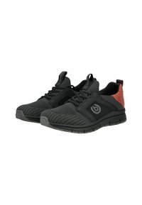 Scarpe da ginnastica nere in tessuto testurizzato, con una parte anteriore decorata e un accento rosso a contrasto sul tallone, dotate di suola ammortizzata.