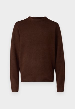 Brun strikket genser med rund hals, lange ermer og ribbede mansjetter. Materialet er teksturert, noe som gir et mykt utseende.