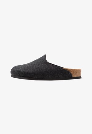 Zueco tipo mocasín de fieltro gris oscuro con respaldo bajo, plantilla de corcho y suela de goma negra, mostrado de perfil sobre fondo blanco.