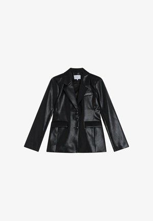 Musta keinonahkablazer, jossa on istuva malli, hattu kaulus, kolme nappia ja kaksi etutaskua. Sileä tekstuuri, tyylikäs ulkonäkö.