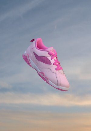 Hellrosa Sportschuh mit dunkleren rosa Akzenten und Schnürsenkeln, schwebt vor einem sanften blau-orangefarbenen Himmelshintergrund.