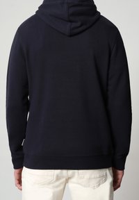 Felpa blu navy in tessuto morbido con tasca a marsupio e polsini a costine, con cappuccio regolabile e un'etichetta sul lato sinistro in basso.