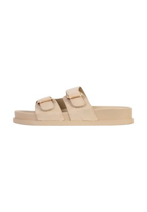 Beige klipklap-sandal med to justerbare remme med spænder i guld-tone og flad sål.