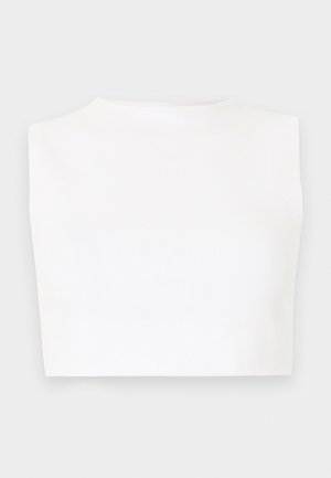 Λευκό crop top χωρίς μανίκια με ψηλό λαιμό, κατασκευασμένο από λείο ύφασμα, με εφαρμοστή γραμμή και καθαρές άκρες.