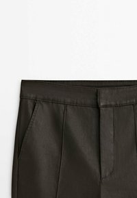 Pantalon taille haute vert foncé avec une texture lisse et élégante, doté de poches latérales et de plis cousus à l'avant.