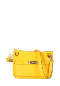 Borsa a tracolla in pelle gialla con forma rettangolare, dotata di chiusura in argento e tracolla regolabile. Finitura testurizzata con dettagli minimi.