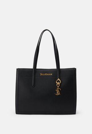 Čierna kožená taška cez rameno s dvomi dlhými uchami obsahujúca zlaté logo "Juicy Couture" a zlatý prívesok v tvare srdca.