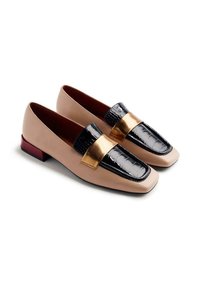 Mocassins en cuir beige avec un avant en relief crocodile noir, une bande métallique dorée, un bout carré et un talon rouge contrastant.