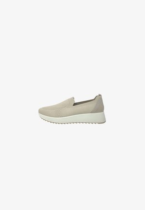 Sneaker beige slip-on in maglia con suola bianca spessa e grip testurizzato, progettata per un uso casual e comfort.