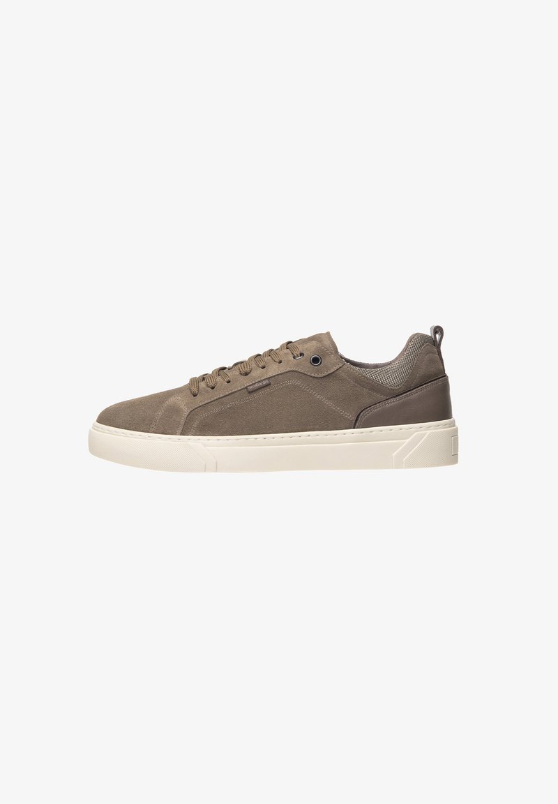 Sneaker in suede marrone con suola in gomma crema, punta tonda e dettagli di perforazione laterali. Presenta chiusura con lacci e una piccola linguetta.