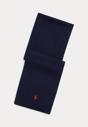 Granatowy dziany szal z prążkowanymi końcami i małym czerwonym haftowanym logo polo gracza blisko jednego z brzegów.