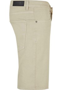 Pantalones cortos hasta la rodilla de tejido beige claro, que cuentan con bolsillos laterales, una etiqueta de cinturón de cuero y detalles de costura sutiles.