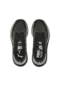 Zapatillas deportivas negras con parte superior de malla, diseño texturizado y acentos plateados en contraste. Cuenta con cierre de cordones y cuello acolchado.