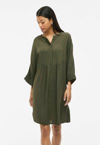 Robe vert olive, d'une longueur jusqu'au genou, en tissu léger, dotée d'un plastron à boutons, de manches drop shoulders et de manches trois-quarts avec des détails de poignet.