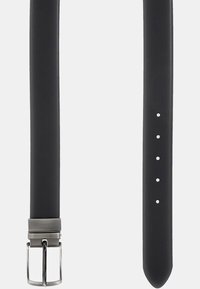 Cintura in pelle nera con una texture liscia, caratterizzata da cinque fori per la regolazione e una fibbia rettangolare in argento con finitura spazzolata.