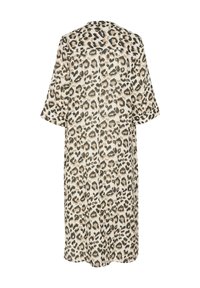 Vestido largo de camisa con estampado de leopardo, con mangas cortas, de color base beige y manchas negras/marrones. Cuenta con un cuello y un diseño de corte holgado.
