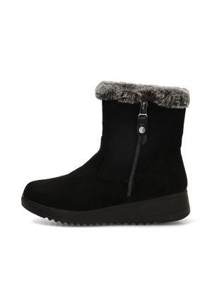 Bota de invierno negra hasta media pantorrilla con ribete de piel sintética gris, cremallera lateral y suela de cuña, vista de lado sobre fondo blanco.
