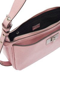 Różowa skórzana torebka o gładkiej fakturze, z zapięciem na zamek u góry i srebrnym detalem zapięcia. Wewnątrz znajduje się kieszonka, czarne wykończenie.