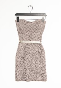 Robe bustier froncée gris clair avec une coupe ajustée, dotée d'une ceinture argentée lisse à la taille et d'un tissu texturé sur toute la surface.