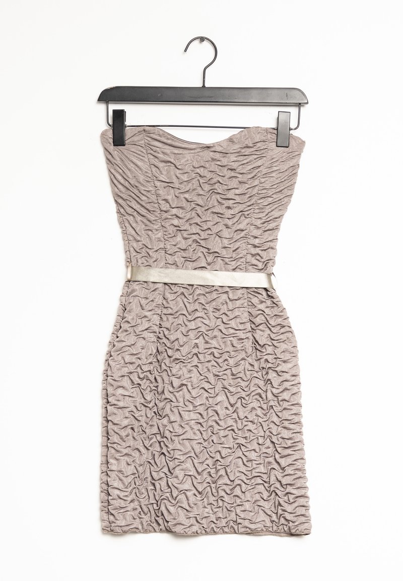 Robe bustier froncée gris clair avec une coupe ajustée, dotée d'une ceinture argentée lisse à la taille et d'un tissu texturé sur toute la surface.