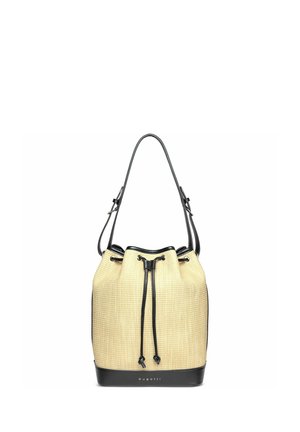 Beige gewebte Bucket-Bag mit schwarzem Lederbesatz, Kordelzugverschluss, verstellbarem Schulterriemen und "bugatti"-Logo am Boden.