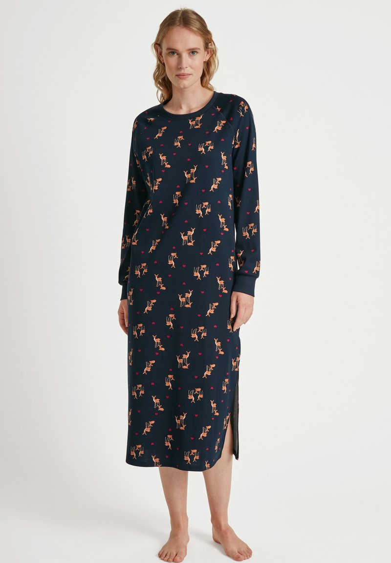 Vestito da notte lungo color navy con stampa di volpi danzanti arancioni e cuori; maniche lunghe, scollo rotondo e spacco laterale.