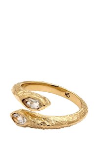 Goldfarbener Ring mit strukturierten Oberflächen, der an zwei sich verjüngenden Enden mit klaren, marquise-förmigen Edelsteinen verziert ist.