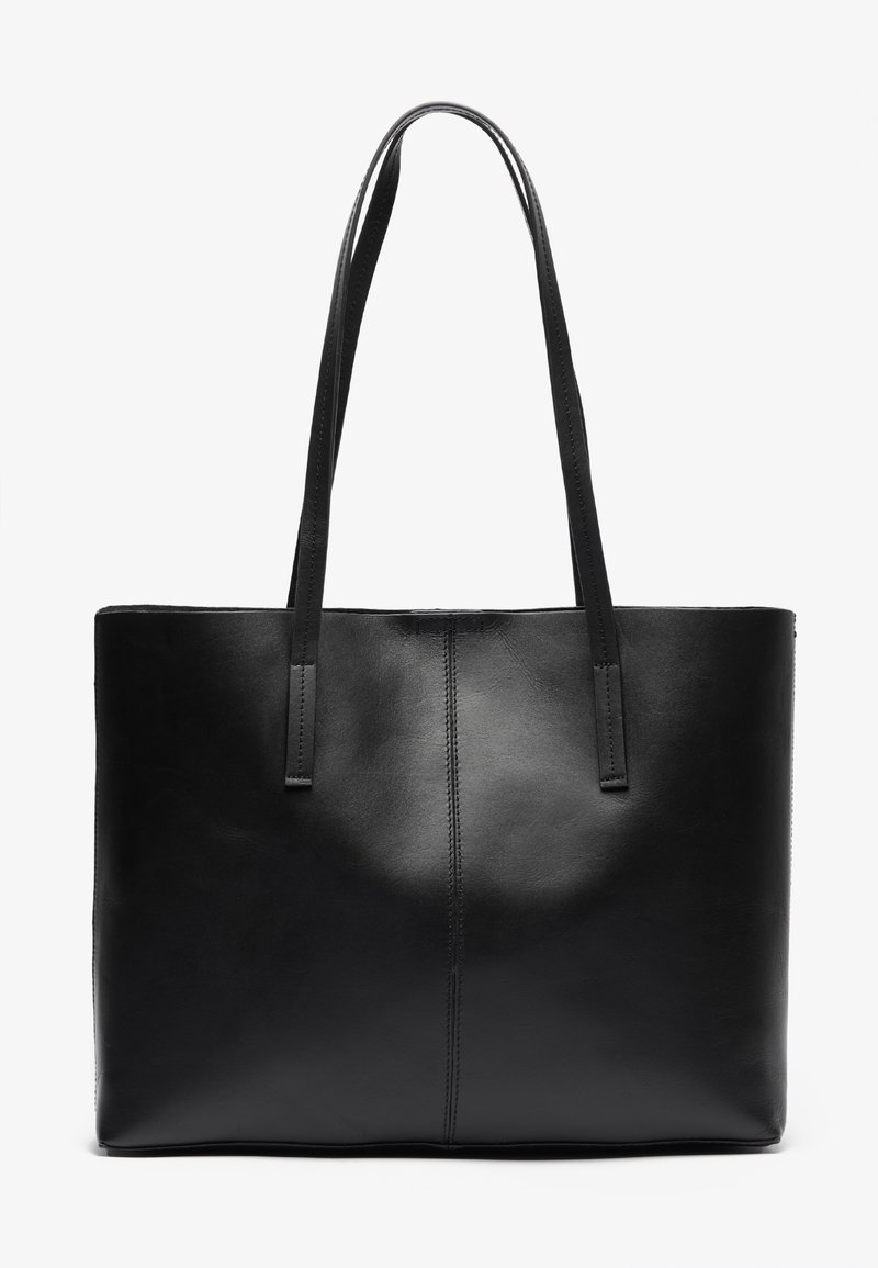Sac fourre-tout en cuir noir avec de longues poignées, de forme rectangulaire, texture lisse et un détail de couture central sur le devant.