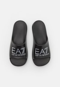 Svarta klipp-sandaler i slät gummi med en bred öppen tågdesign. Har en vit präglad "EA7 EMPORIO ARMANI"-logotyp på remmen.