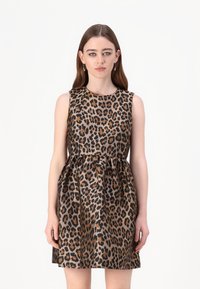 kate spade new york CLASSIC LEOPARD DRESS - Koktejlové šaty / šaty na párty - cognac