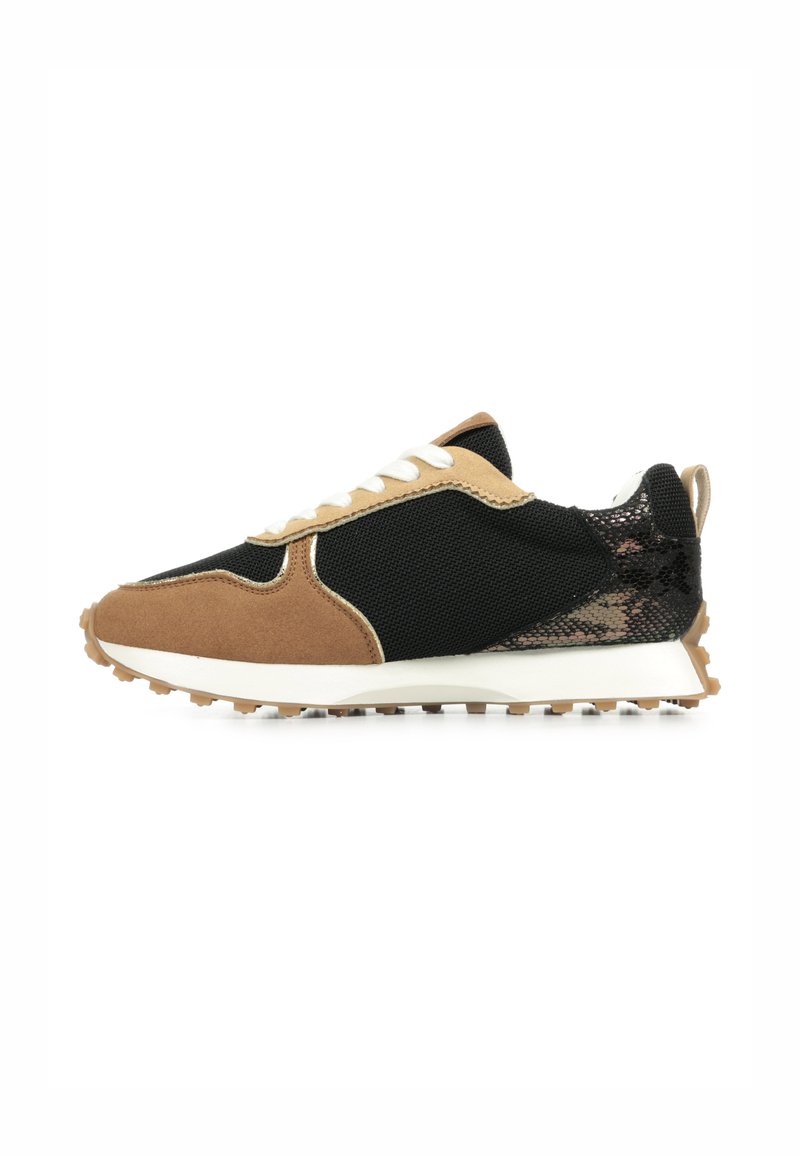 Des baskets avec une combinaison de mesh noir et de suède beige, dotées de lacets blancs et d'une semelle en caoutchouc texturé, présentant un design sportif.