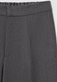 Szare materiałowe spodnie o gładkiej fakturze, z elastycznym pasem i wyraźnymi, dopasowanymi kantami, tworzącymi zdefiniowaną sylwetkę.