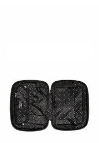 Zwarte reiskoffer met een gladde buitenkant; beschikt over een interieur met een gemusterde stofvoering, meerdere compartimenten en ritssluitingen.