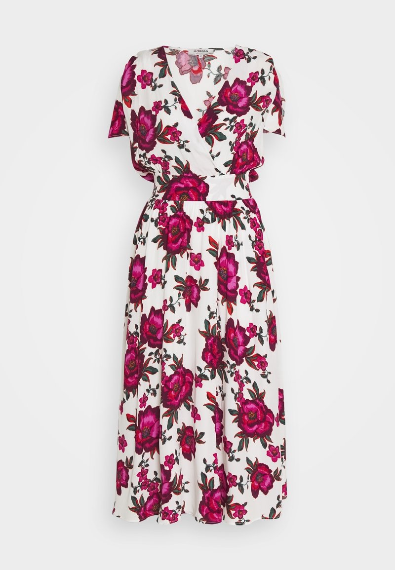Robe midi blanche à manches courtes et col en V croisé, avec un motif floral rose vif et vert et une taille cintrée.