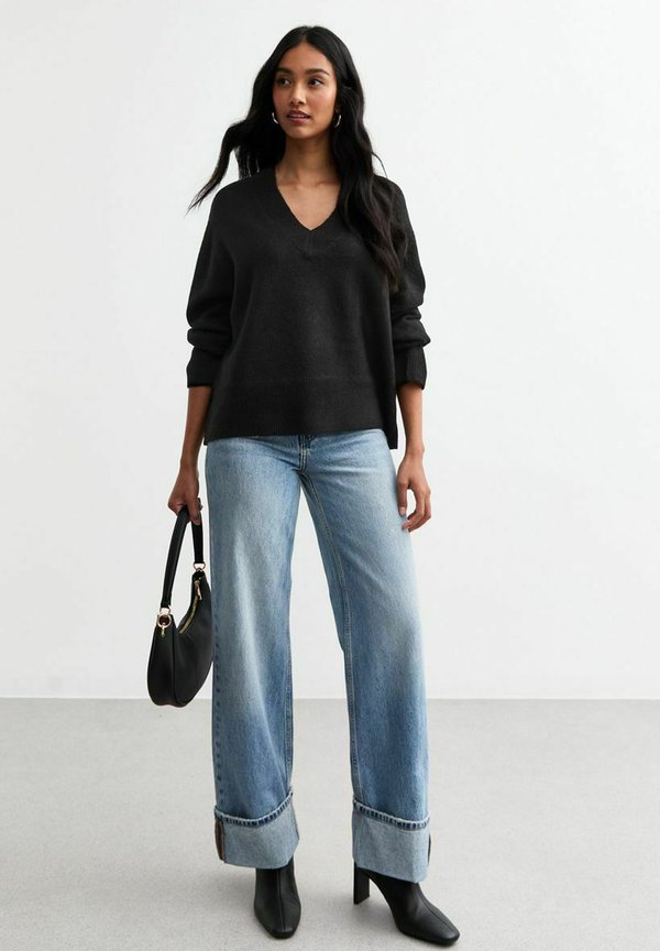 WIDE V NECK  - Strickpullover