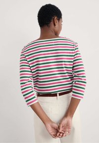 Gestreepte langärmige shirt met groene, roze en witte horizontale strepen. Gestyled met een wijde bootnek en 7/8 lengte mouwen.