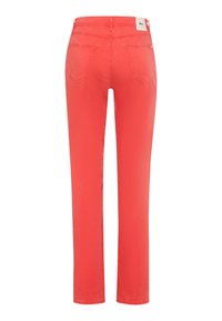 Rote Jeanshose mit geradem Schnitt, mit mittelhohem Bund und zwei Gesäßtaschen. Glatte Textur mit minimalen Markenführungen.