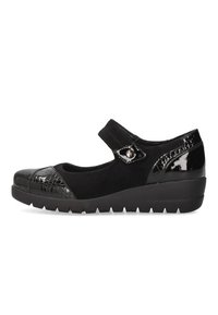 Zapatos Mary Jane negros con puntera y talón de charol texturizado, parte superior de ante y una correa de Velcro para un ajuste seguro.