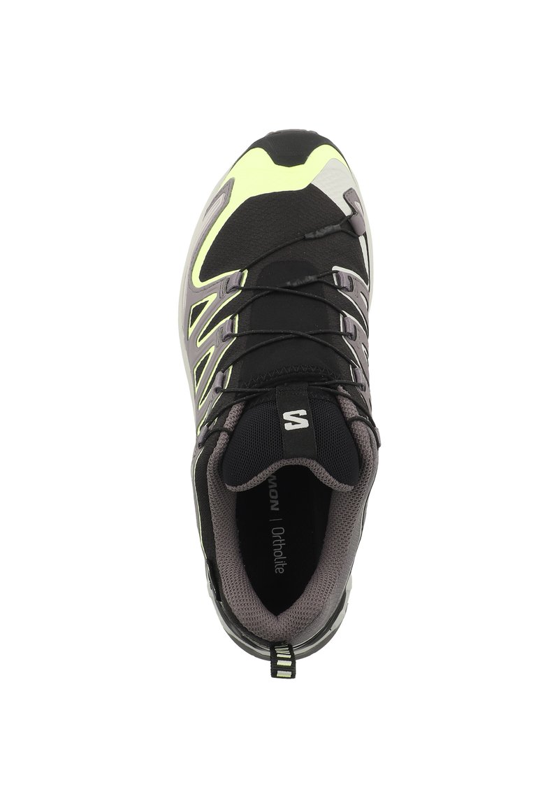 Scarpa da atletica nera e grigia con una parte superiore testurizzata, accenti riflettenti e dettagli gialli vivaci. Presenta lacci elastici e un interno imbottito.