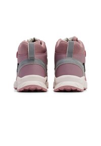 Rosa Sportschuhe mit einem grauen Akzent, ausgestattet mit einem strukturierten Obermaterial, gepolstertem Schaftrand und einer stabilen Sohle mit einem strukturierten Profil.