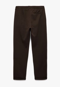 Mørkebrune bukser lavet af blødt stof, med elastisk talje, slim fit, og en enkelt baglomme med minimal syning.