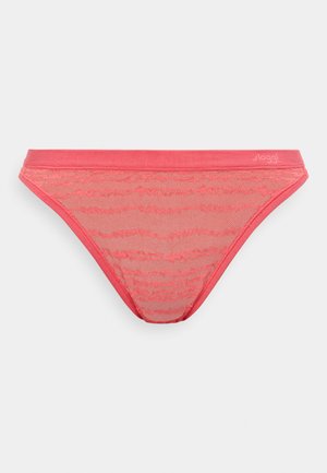 Sous-vêtements bikini en dentelle corail rose avec une bande de taille unie et un motif ondulé discret, tissu doux et petit logo sur le côté droit de la bande de taille.