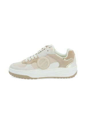 Beige Sneaker mit einer Mischung aus Wildleder und Mesh, rundem Logodetail, flachen Schnürsenkeln und einer strukturierten weißen Sohle mit hellbraunen Akzenten.