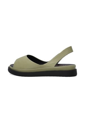 Sandały slingback z otwartym noskiem w jasnozielonej skórze, o zaokrąglonym kształcie, z czarną gumową podeszwą i gładką teksturą. Charakteryzują się szerokim otworem z przodu.