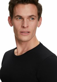 FALKE Daily Climate Control Outlast® Round Neck - Undershirt - black